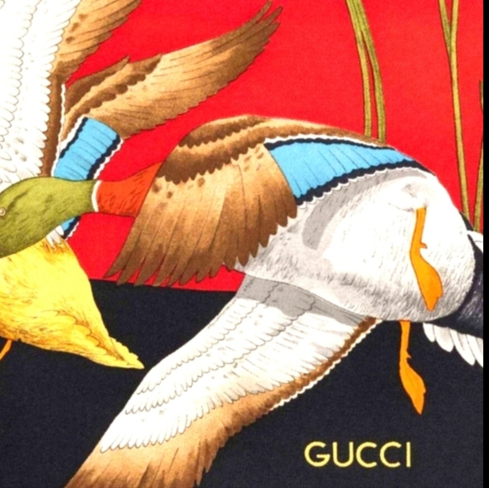 Vintage GUCCI Italy Silk Scarf RARE “Ducks in Flight” Red Navy Wildlife Hunting - Picture 12 of 13